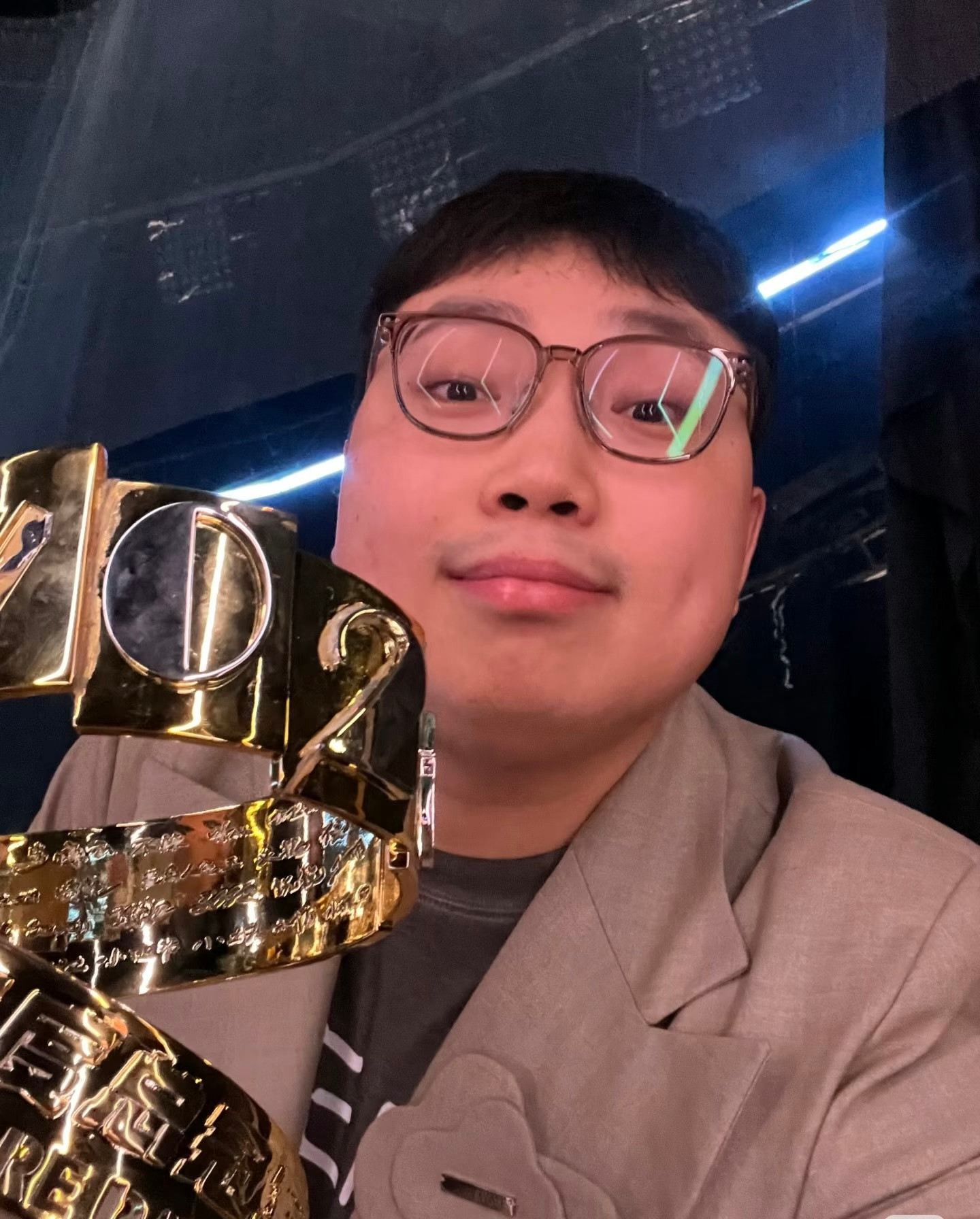 何广智冠军脱口秀和ta的朋友们放烟雾弹了，选手都捧上了冠军奖杯🏆，是不是何广