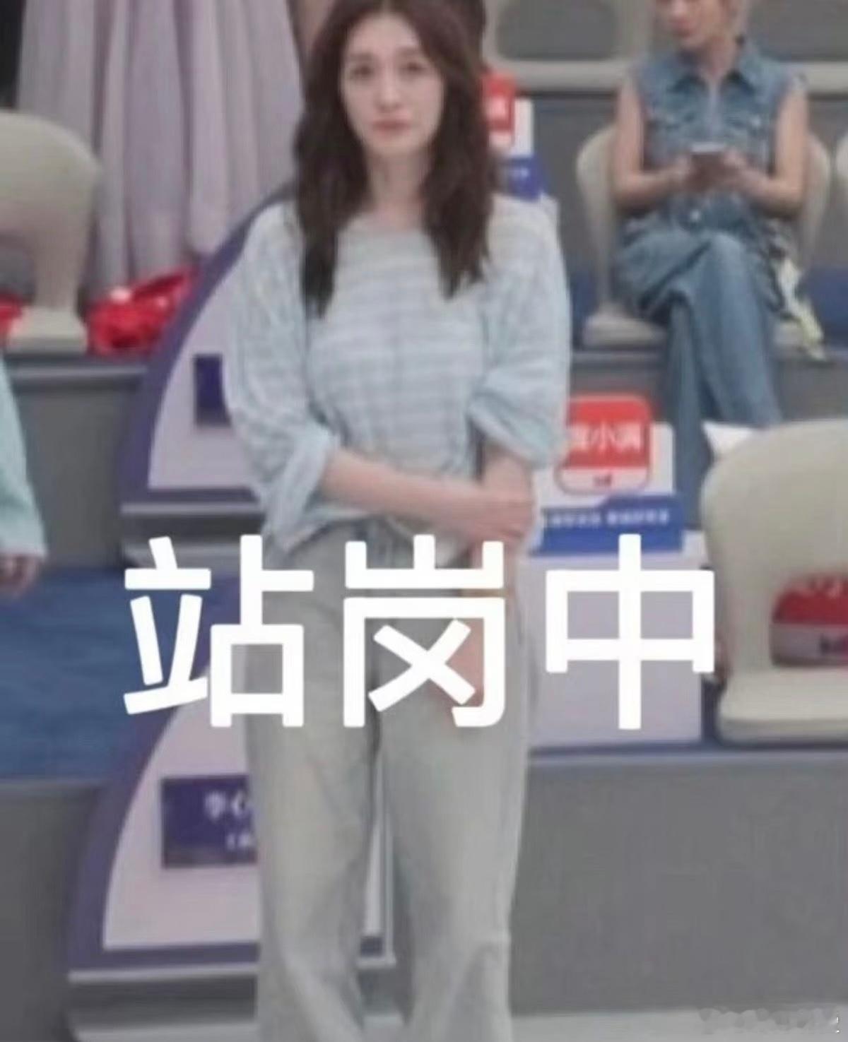 李小冉闻狗脚说好臭狗狗们的脚丫子上居然藏着那么多故事，李小冉的一句“好臭”引发