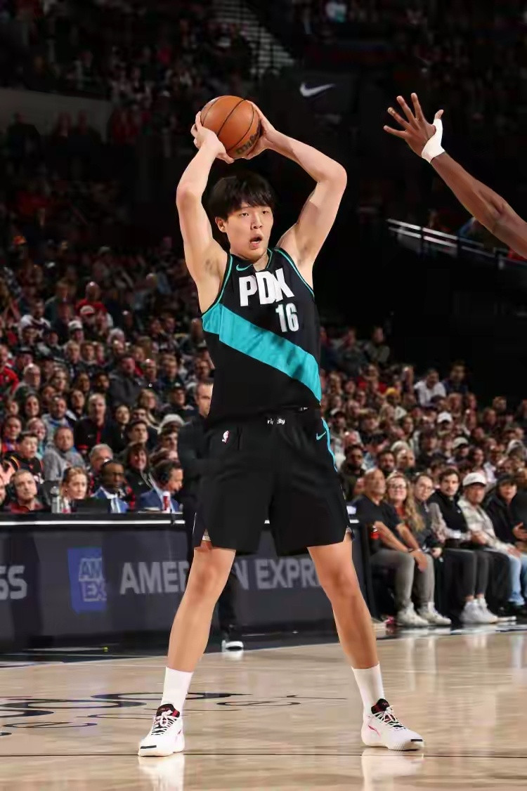 NBA常规赛，开拓者主场110-127不敌太阳。赛后，开拓者主帅斯普利特接受了记