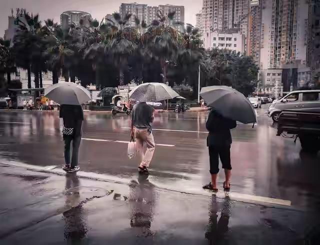 江西抚州，一位女子在街上突遇暴雨，来不及找地方，慌忙躲进了一家服装店。原本