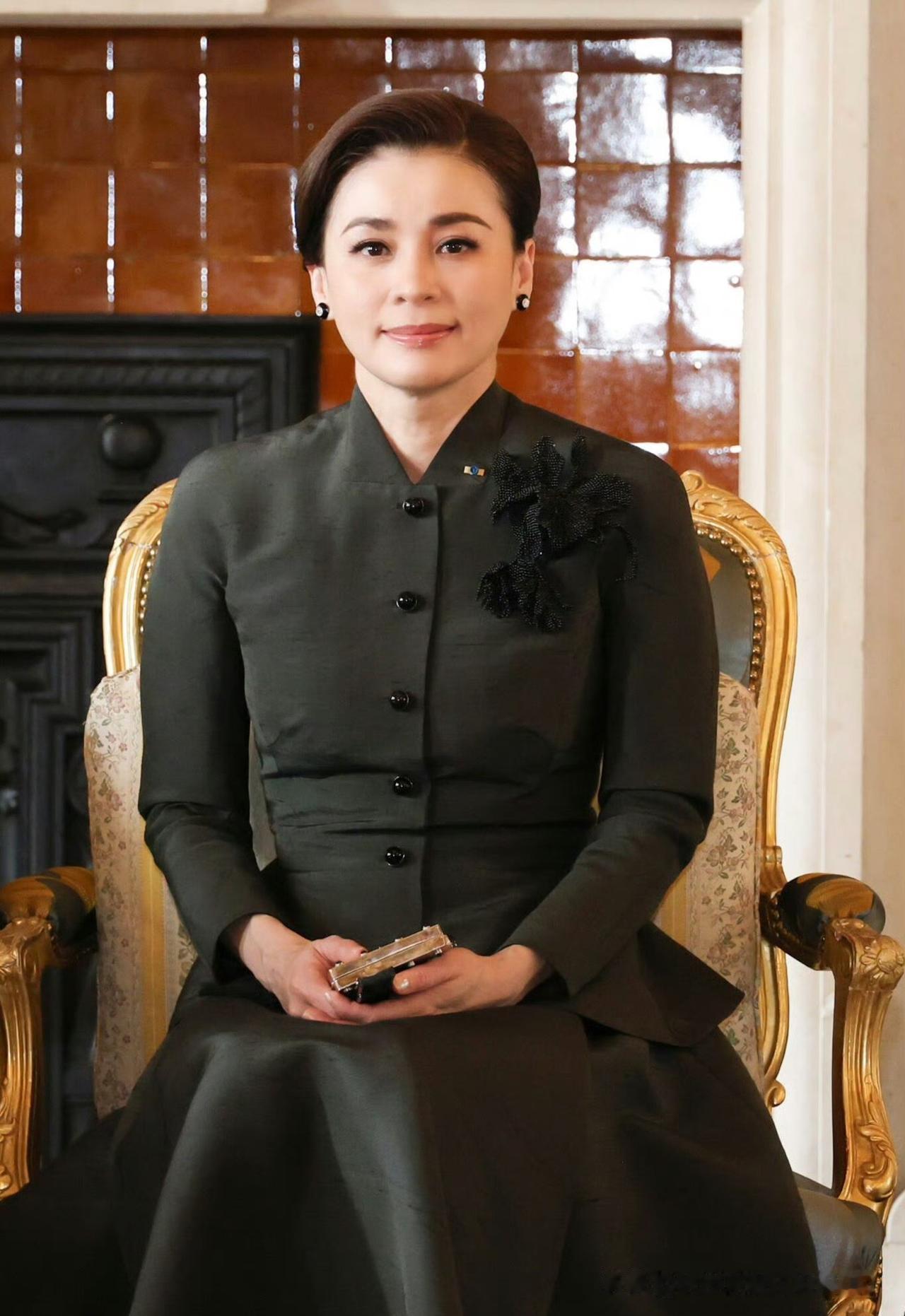 一些补图非常有意思，苏提达王后领口处佩戴了刚获得的法国国家功勋勋章，在游塞纳河的