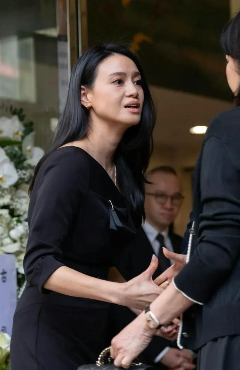 林恬儿公公何柱国葬礼，林恬儿父亲林建岳带女友林宝贤奔丧，何柱国妻子黄敏珊未见现身