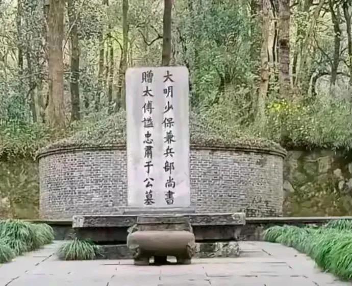 这坟墓，应该是后来又修复的吧，像这样的古墓在曾经的那个年代，全国很多地方都遭到了