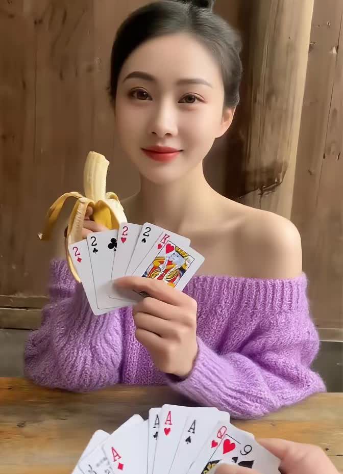 赢了她就嫁给你，先出哪张。