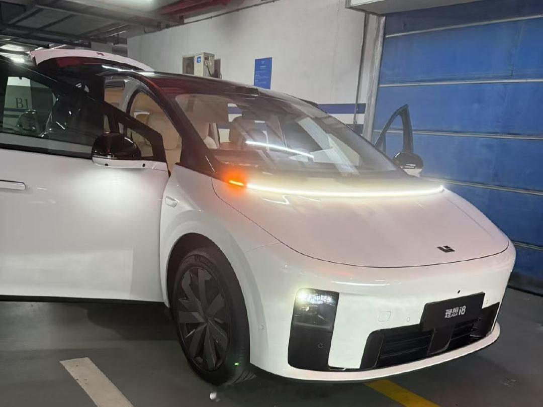 理想i8理想i8这内外造型，外观这个前备舱盖考验的品控能力，这内饰的空调出风口