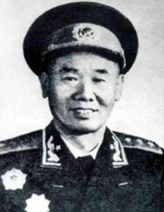 1984年，陈再道正在家中享受宁静时，突然传来敲门声，几名穿着制服的人闯入，说：