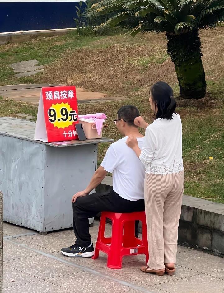 路边9.9元流动按摩，你敢尝试吗？现在的人真是思路大开，按摩店直接搬到大街上，变
