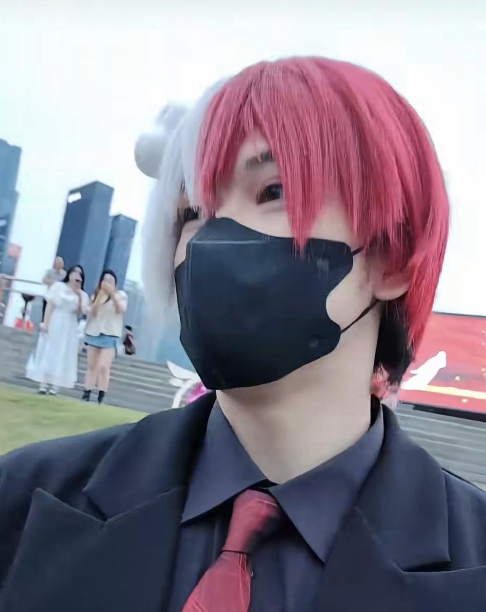 成都世界线漫展，cosplay（角色扮演）玩家们差点被同行坑了波大的，一个男子故