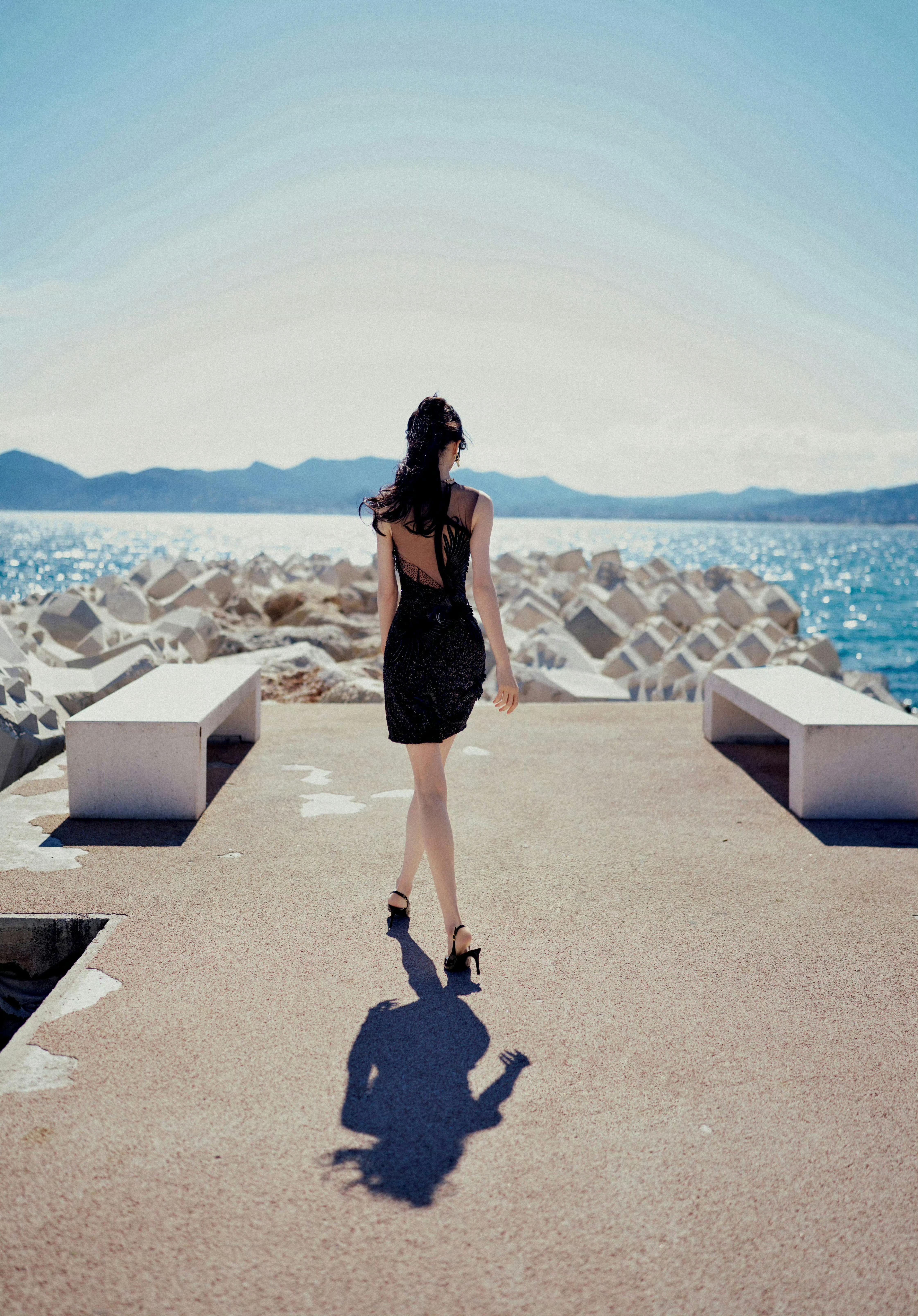 唐嫣x黑色系短裙装酷[爱心]王家卫说唐嫣很装​​​