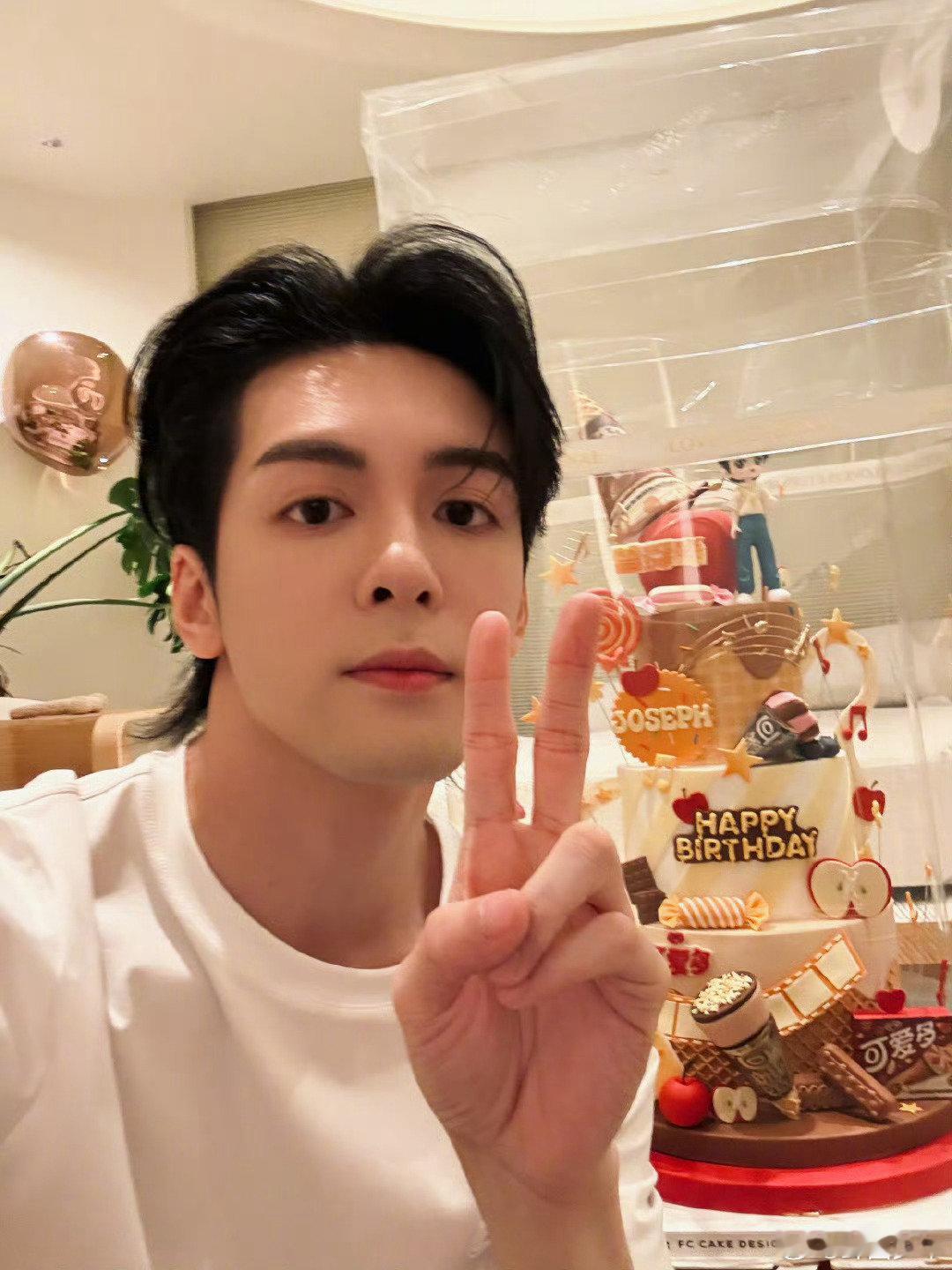 曾舜晞生日自拍照曾舜晞晒庆生照曾舜晞晒庆生照​​​曾舜晞发了生日自拍，颜值