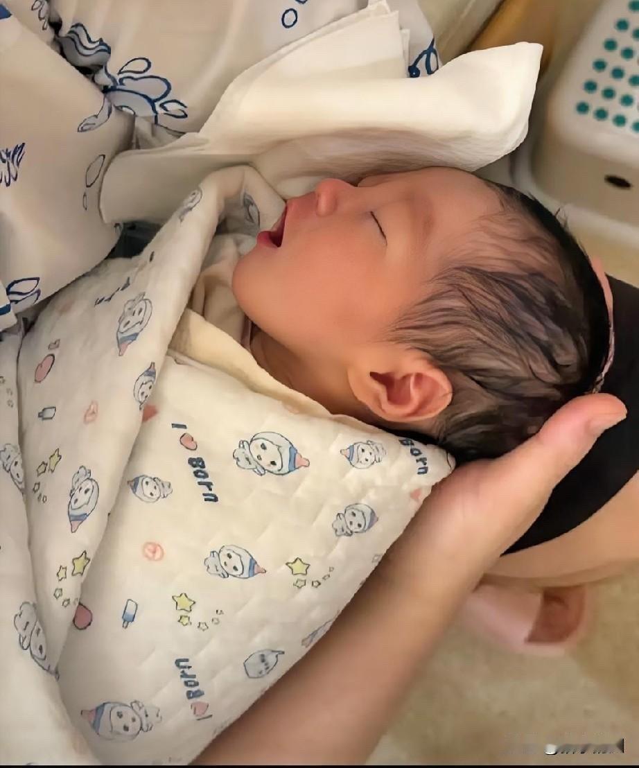 我表妹昨天中元节生了个女儿，本来预产期还有20天，没想到今天羊水突然破了，家里人