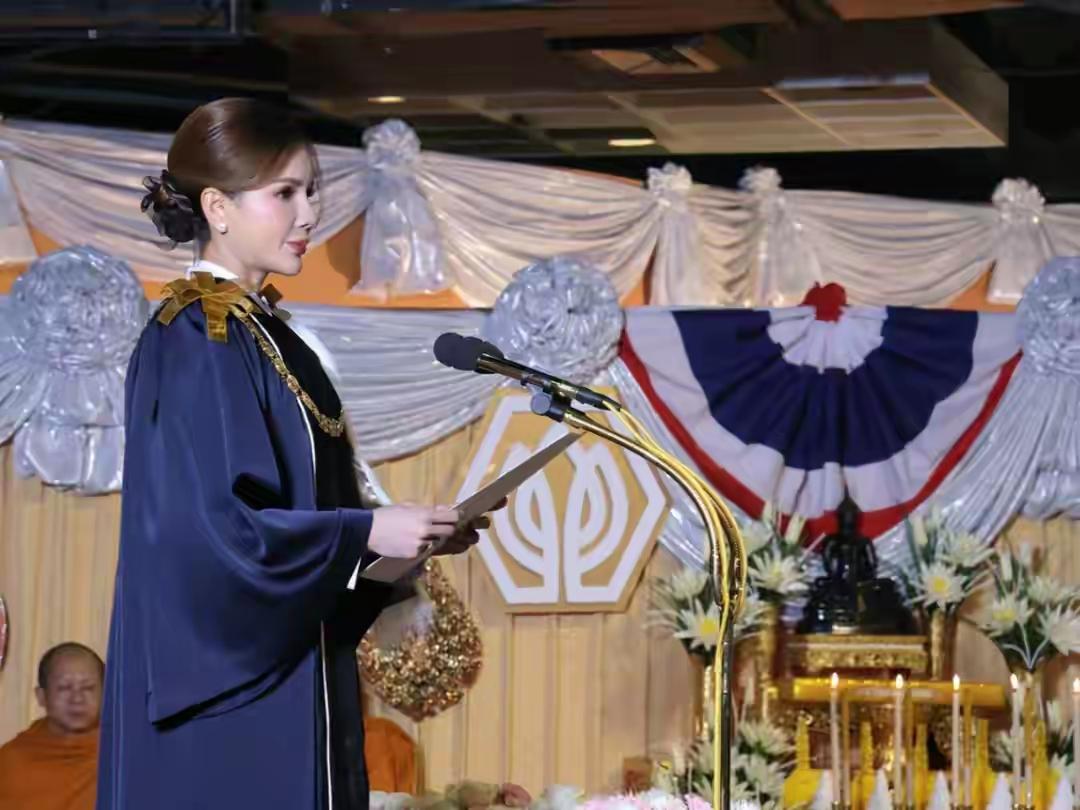 泰王这位新宠虽然看起来像假人，但笑起来好美，活动中的她有点亲和力。