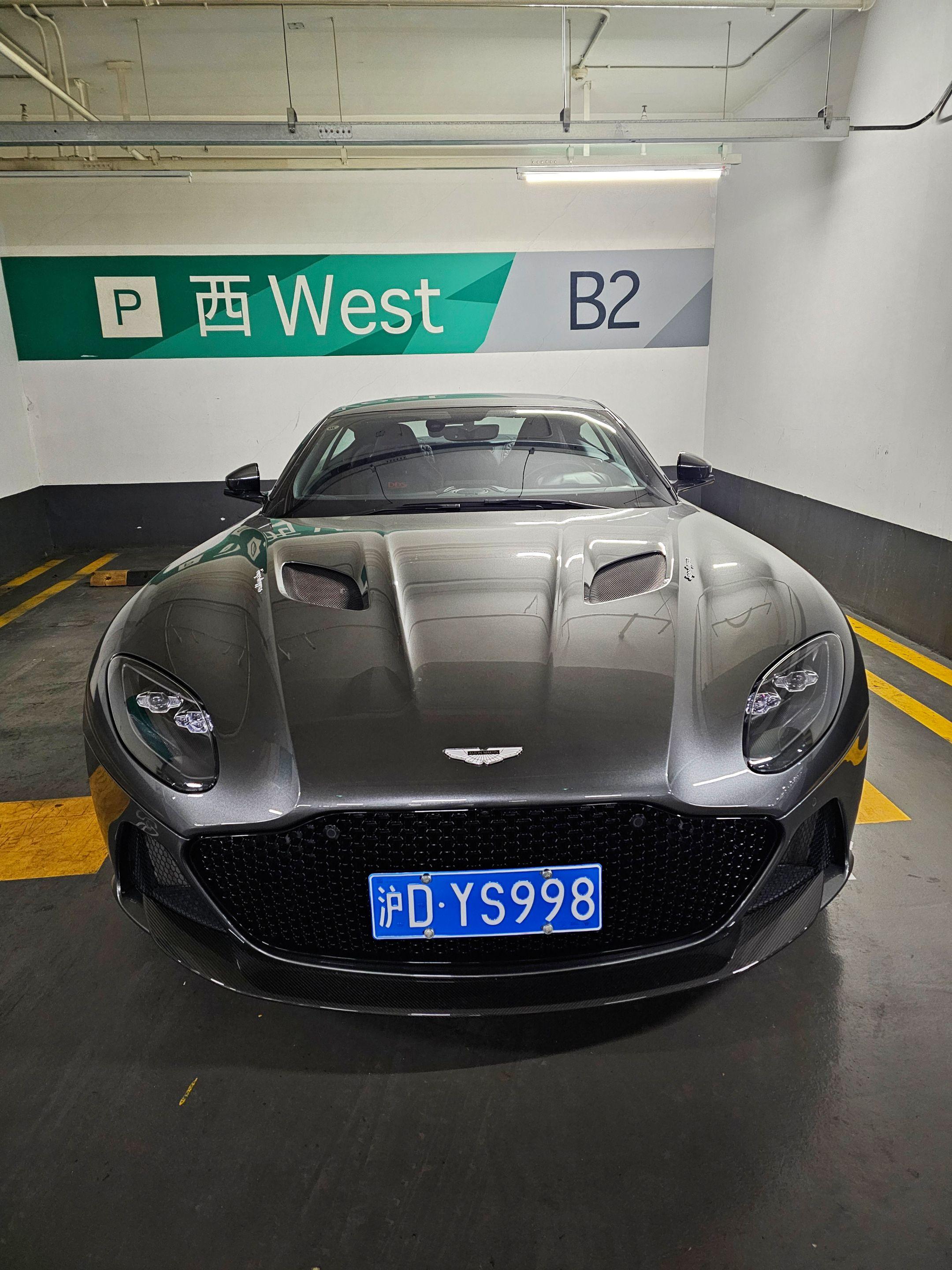 在上海国金广场地库偶遇高富帅座驾阿斯顿马丁DBS超跑英国绅士风范，实车...