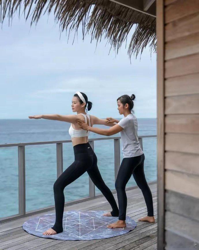 45岁的胡杏儿再次证明:爱情可以随缘，但身材和事业不可以