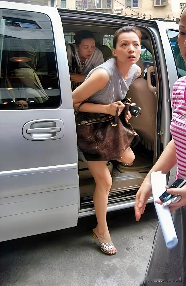 主持人董卿素颜现身，没有浓妆修饰，简简单单，气质依旧出众。
