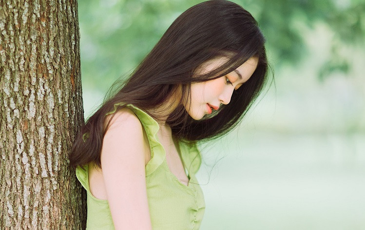 女人结束婚外情，往往彻底断联，绝不拖泥带水。比如，她们会删除所有联系方式，拉黑