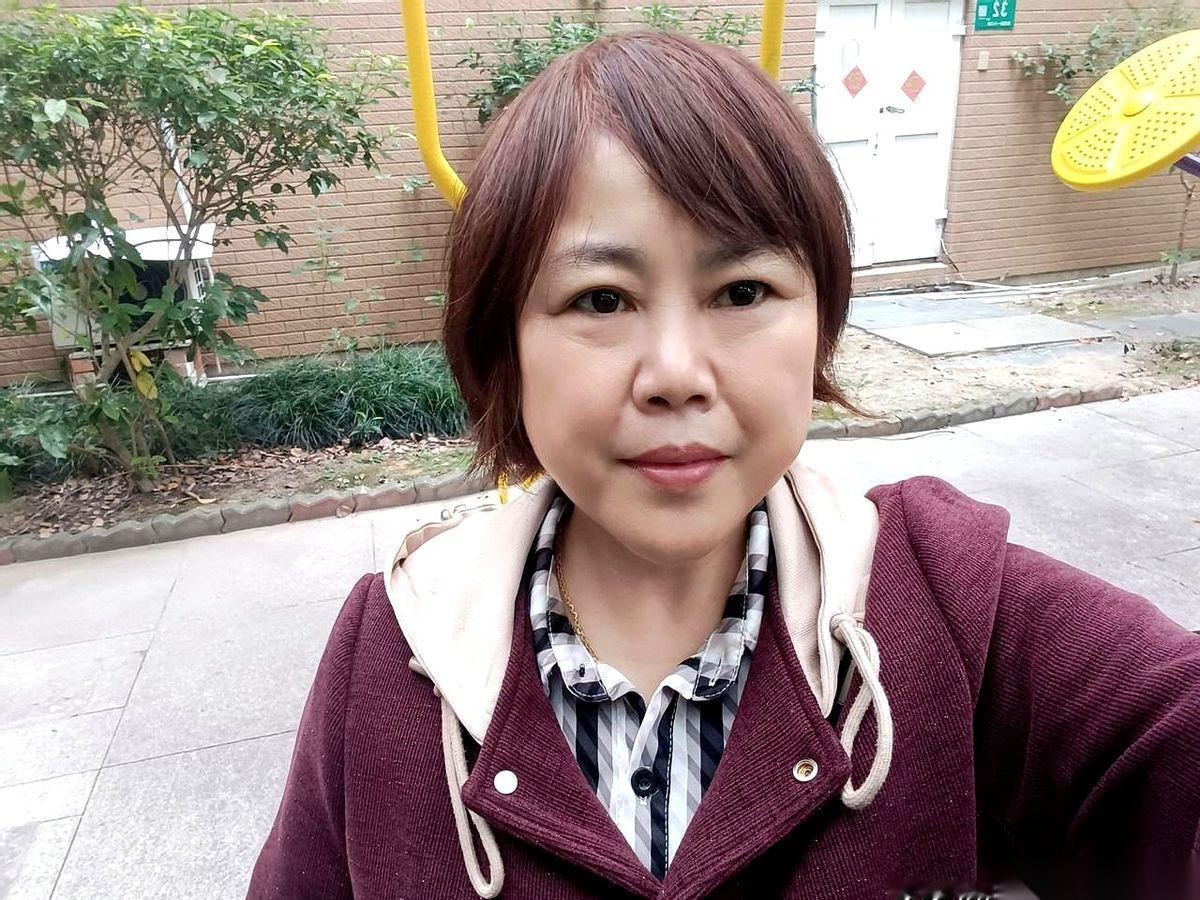 婆婆走了。我跟女儿哭得天昏地暗,从浦东哭到浦西,又从高铁上哭回老家。他,我老