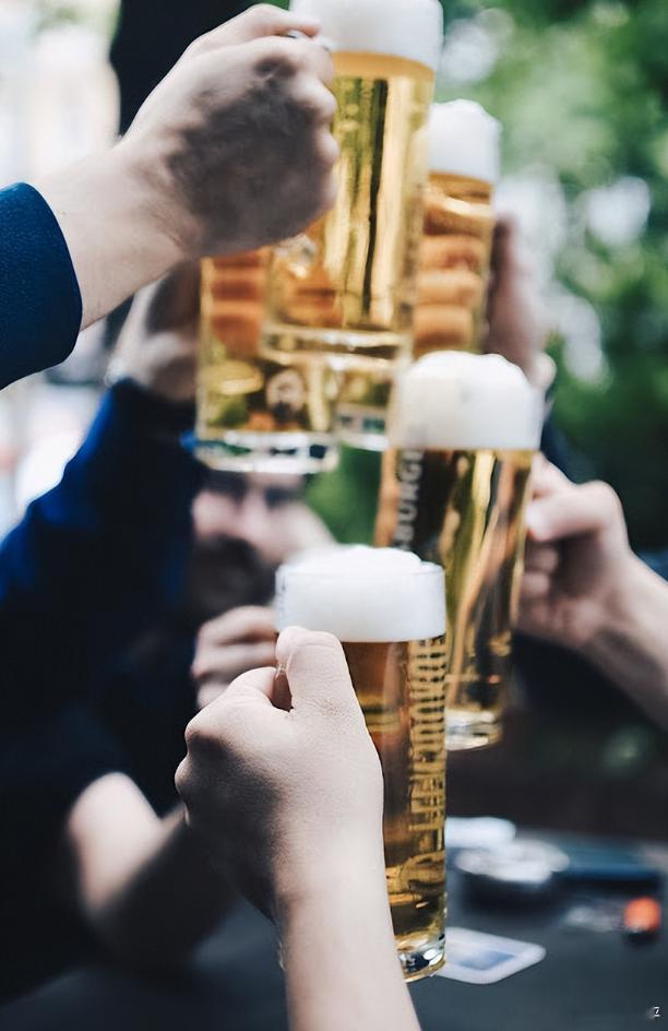 【英国近1/3员工拼命“喝出病假”？孙玉良：这种酒桌文化可不正常】在英国，下班后