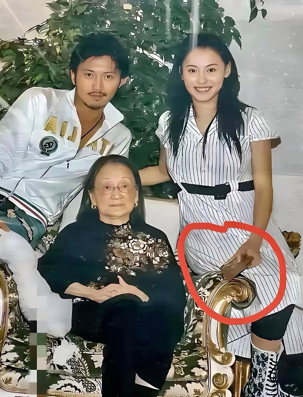 这张旧照片是谢霆锋和张柏芝一起去温哥华看望奶奶的一幕，张柏芝手里还拿着红包，看得