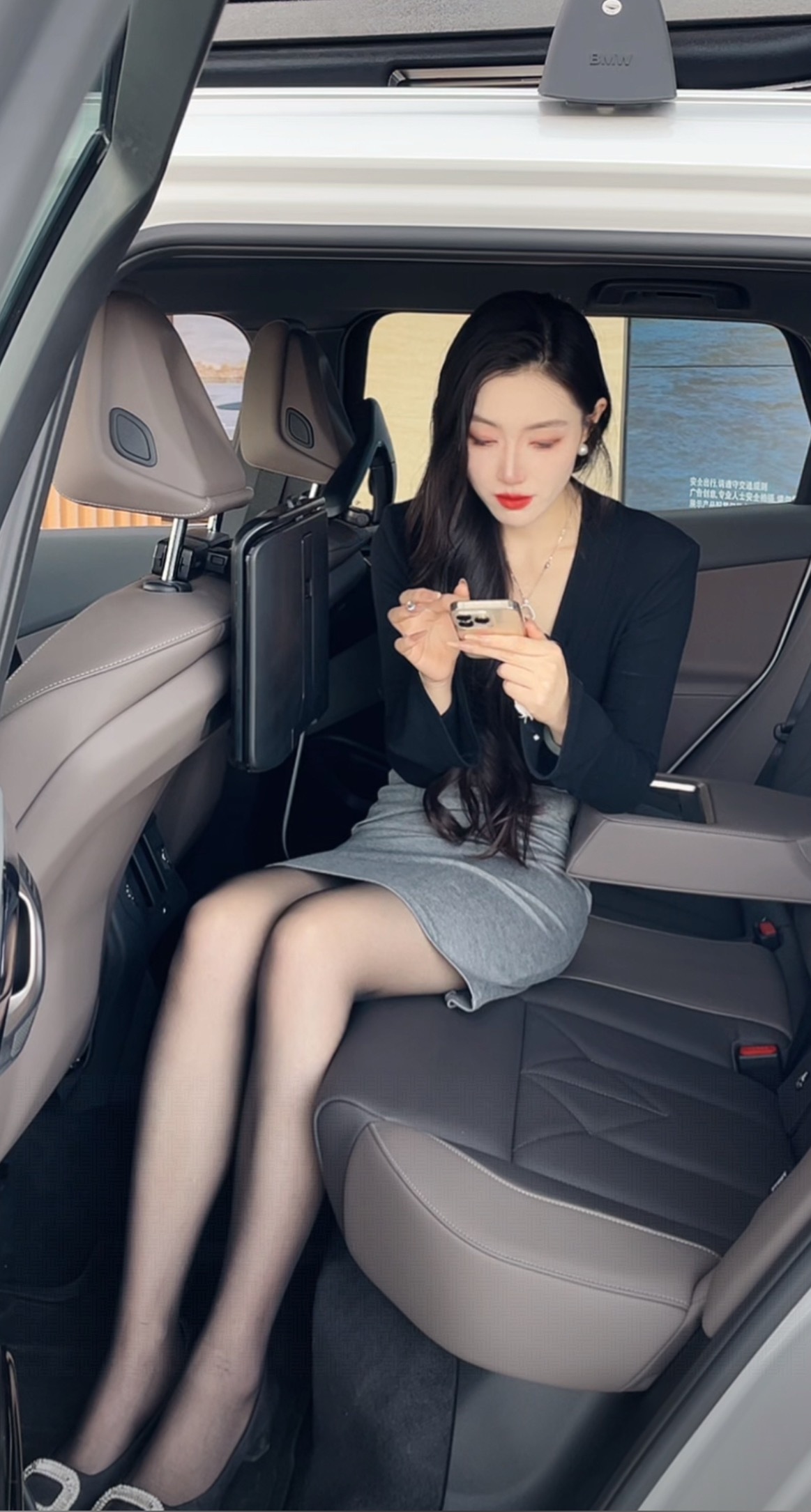 后排空间是有些小…​​​