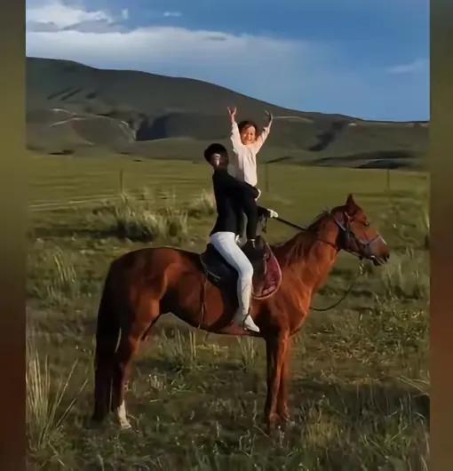 贺娇龙殒命马蹄，看似是意外，实则是“捧杀”酿的悲剧！谁忘了她今年夏天的视频