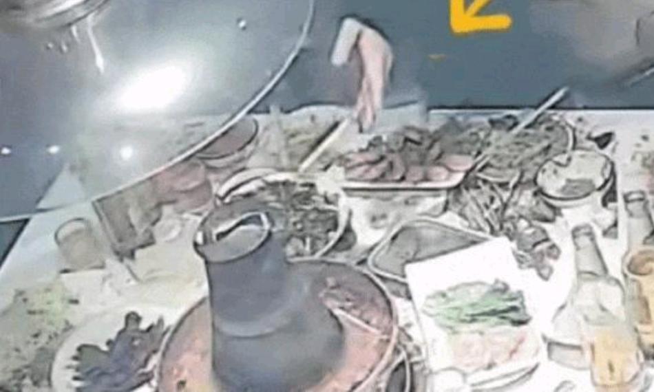离谱！2026年2月辽宁沈阳沈河区一火锅店一桌客人喝酒后发生争吵，一名黑衣男子