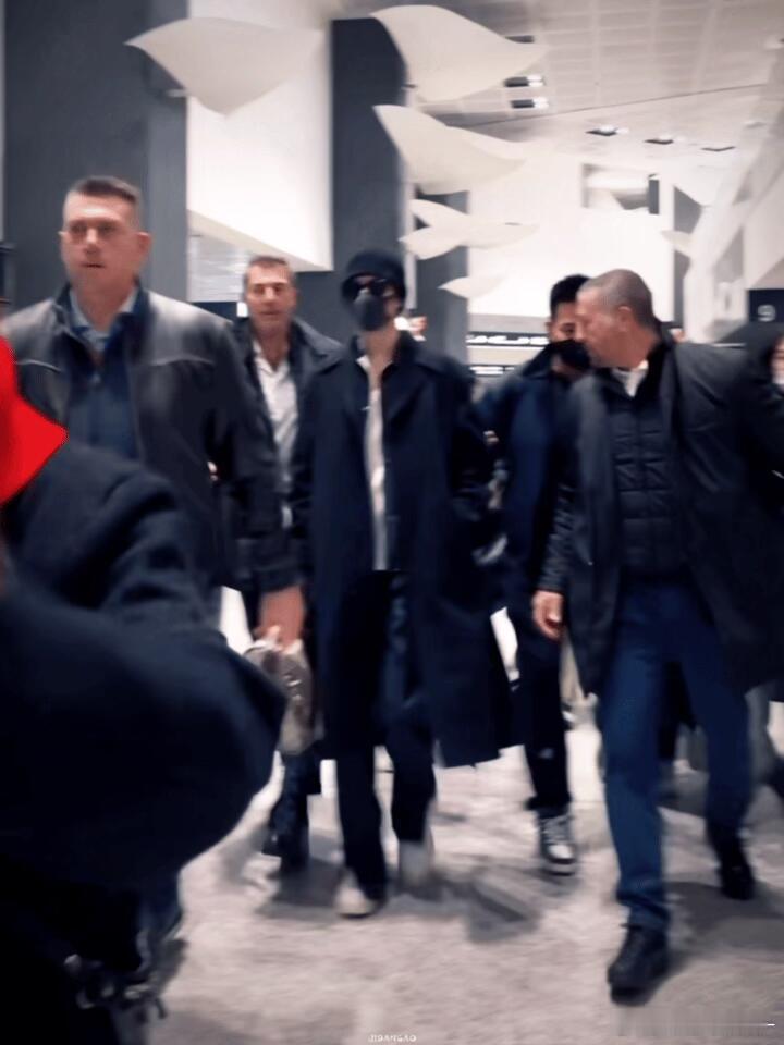 这组图就叫“当你把肖战扔进人堆儿里”