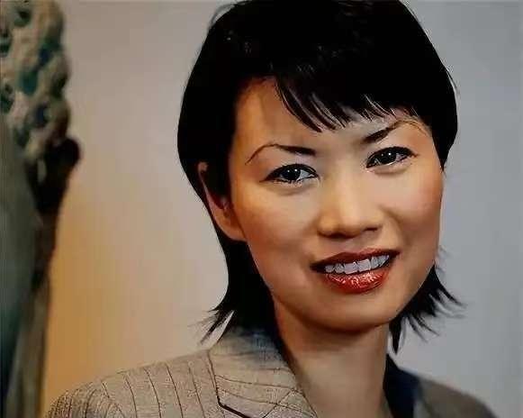 1999年6月，67岁的默多克为了迎娶邓文迪，与第二任妻子安娜离婚。分得17亿美