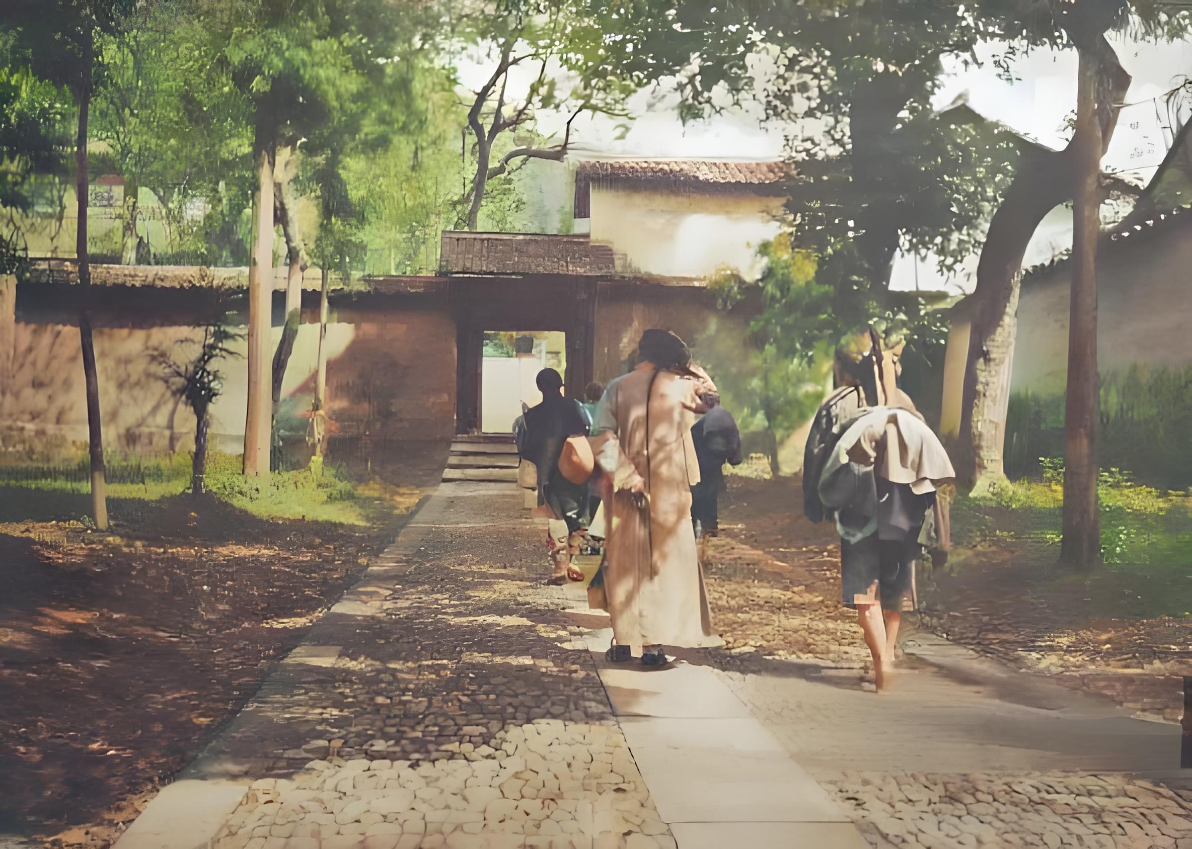 这张1900年前后的老照片，穿长袍、背书箱的赶考士子，和扛行李、打短工的乡下人，