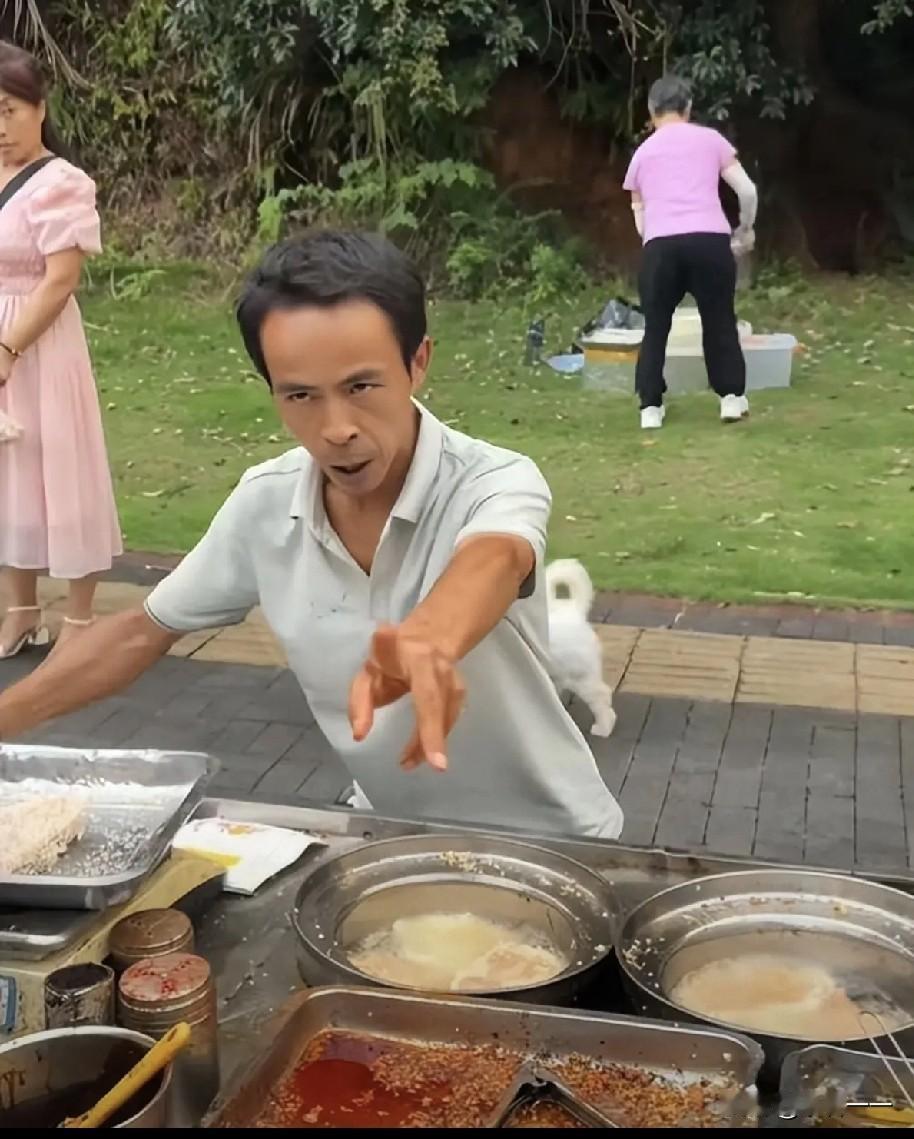 “一人带火一座城”的神话，在景德镇鸡排哥身上实现了。这个在景德镇卖鸡排的哥叫