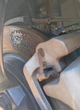 这刹车片真的是一言难尽啊停车一天半刹车片锈刹车盘上了而且还被带掉那么大一