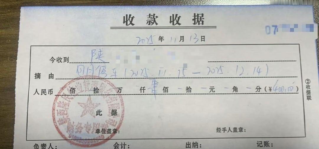 【西安一小区交房两年无网只能用随身WiFi西安未验收车库违规收费垃圾堆成山】近日