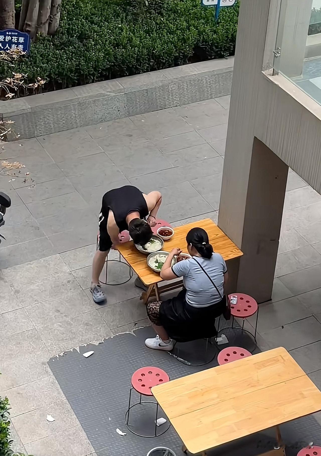 来西安朋友家做客，无意中拍到楼下的一幕，我想知道他们吃的什么面？看着好香，好好吃