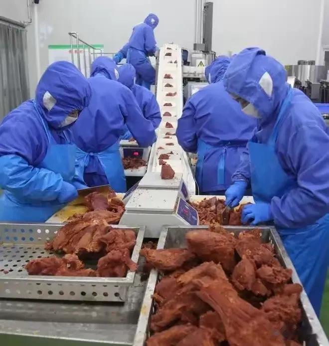 一家酱肉厂老板，为了解决员工偷吃的难题，干脆拆掉监控、撤掉保安，立下一条新规：刚