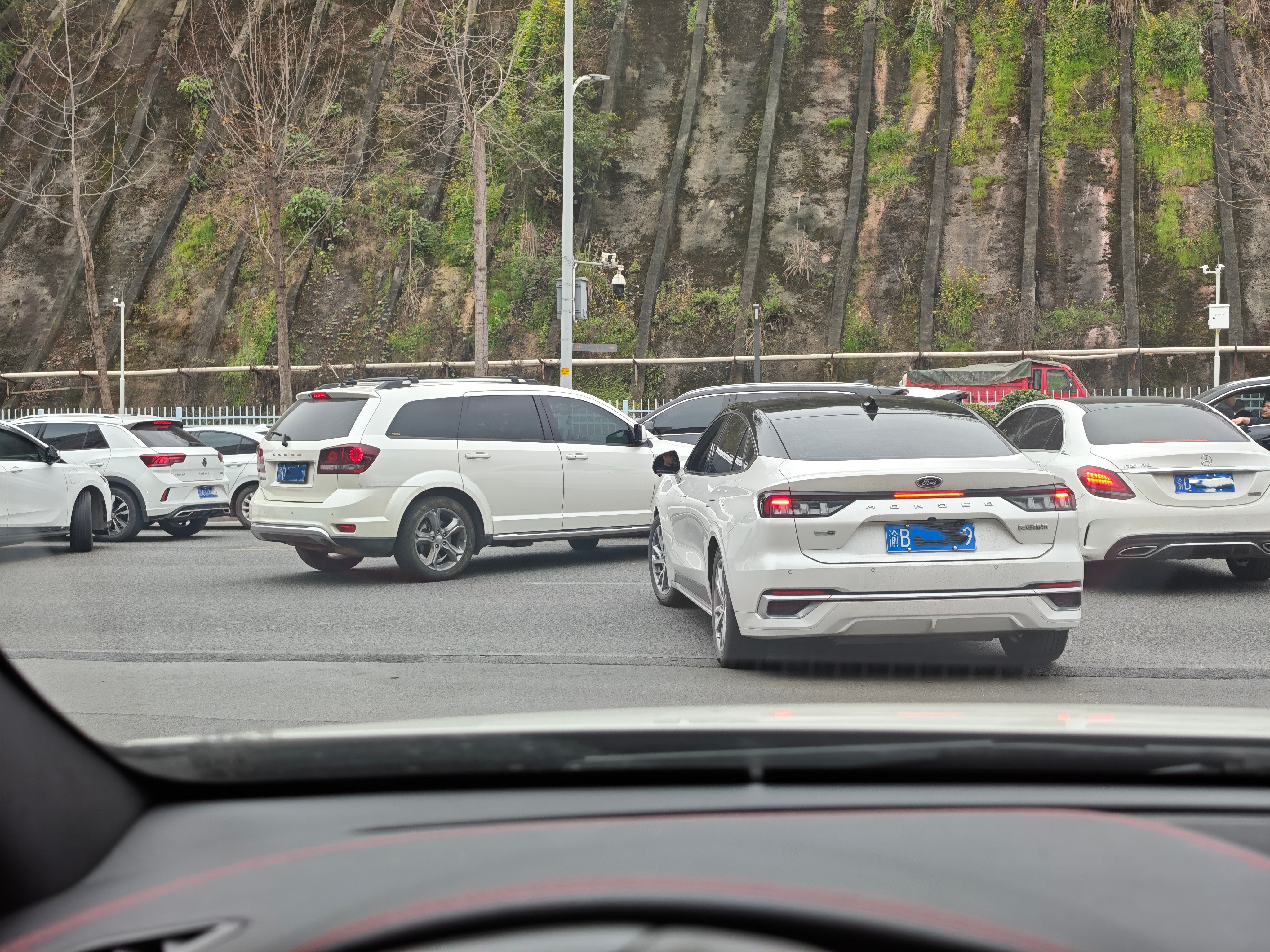 这车是怎么开成这个样子的