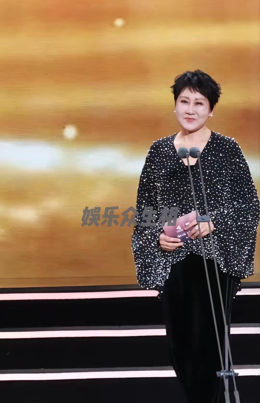 哟呵！早该这么穿啦，一大把年纪还成天露着大腿，既不端庄又显不出年轻。她总算听网