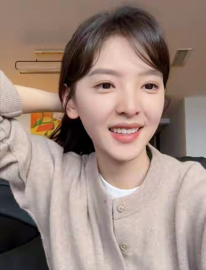 我的天，章若楠真人居然长这样！淡妆直接让我看傻了。​​​
