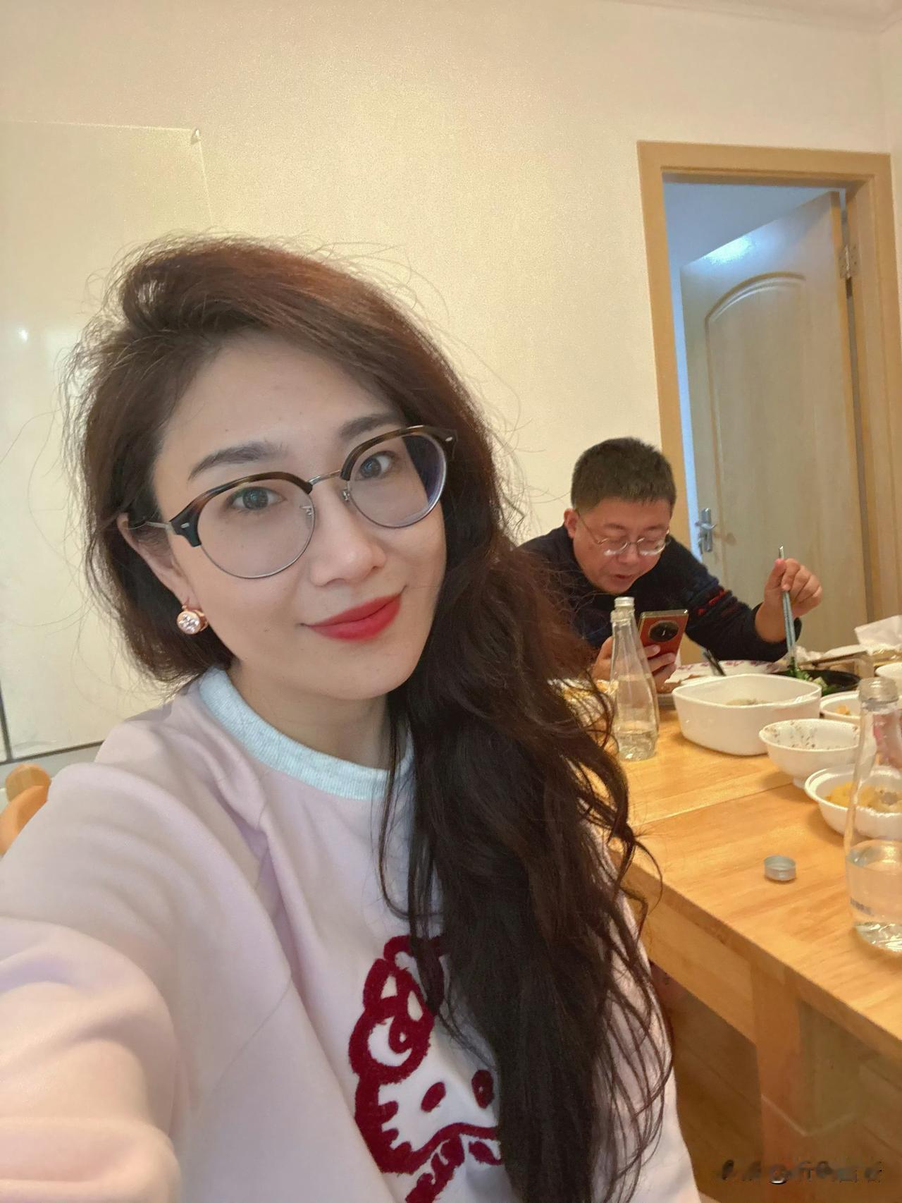 沈逸老师真的是牛马呀，吃个饭还在看手机，筷子还夹着菜呢。没看到师母正等你吃完好收