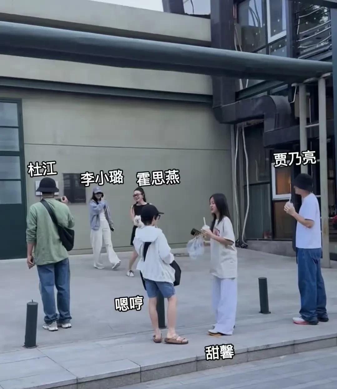 嘛哎！这俩口子是要复合了吗？网友偶遇杜江一家子和贾乃亮、李小璐带着孩子甜馨，在