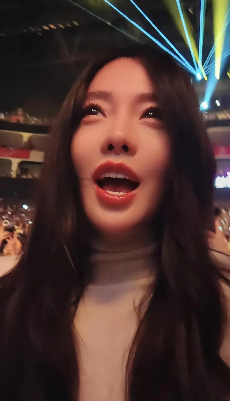 不哭不闹，张嘉倪二胎产后不久，知道丈夫背着自己和女生在一起。张嘉倪也只是默默的