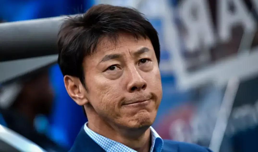 申台龙，曾经在世预赛率领印尼队不敌国足却非常不服的韩国教练，在伊万被辞去国足主帅
