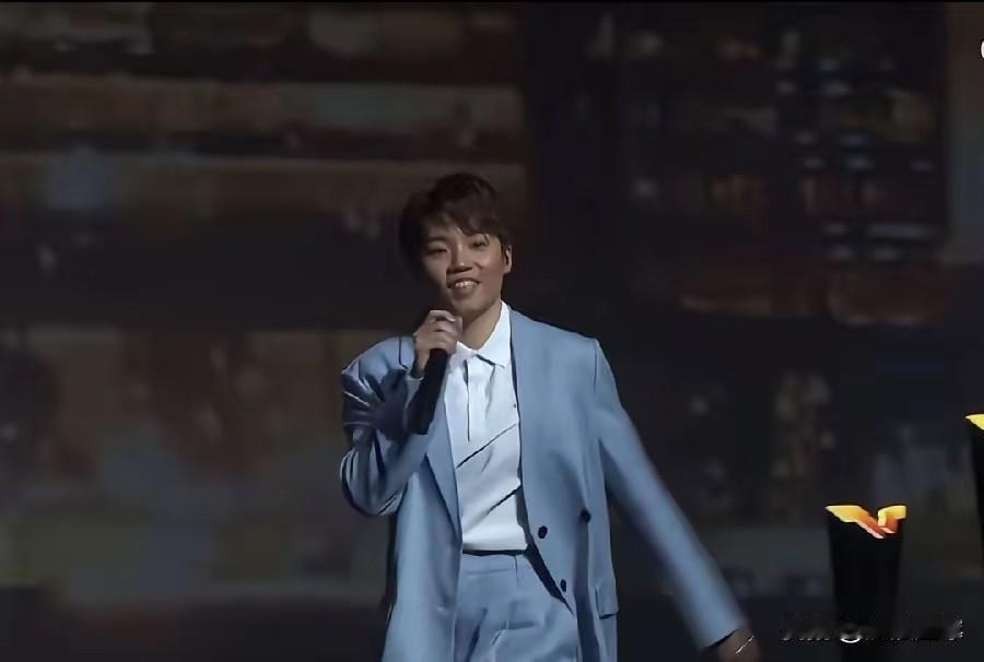 决赛之夜：杜凯琹才是最亮那颗星[比心]没想到，阿杜不仅球打得好，唱歌也是不错，