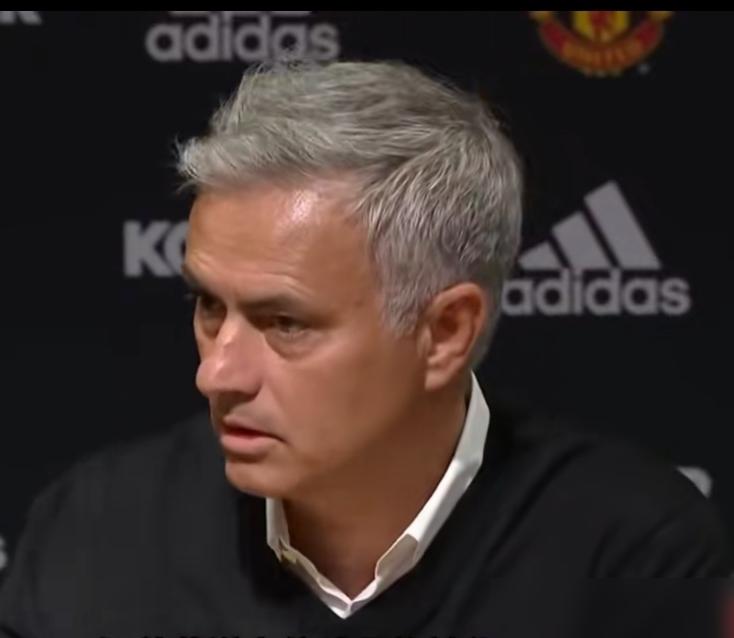 63岁的穆里尼奥彻底疯了。在全场几万人的注视下，他猛地抡起一脚，皮球划出一道残影