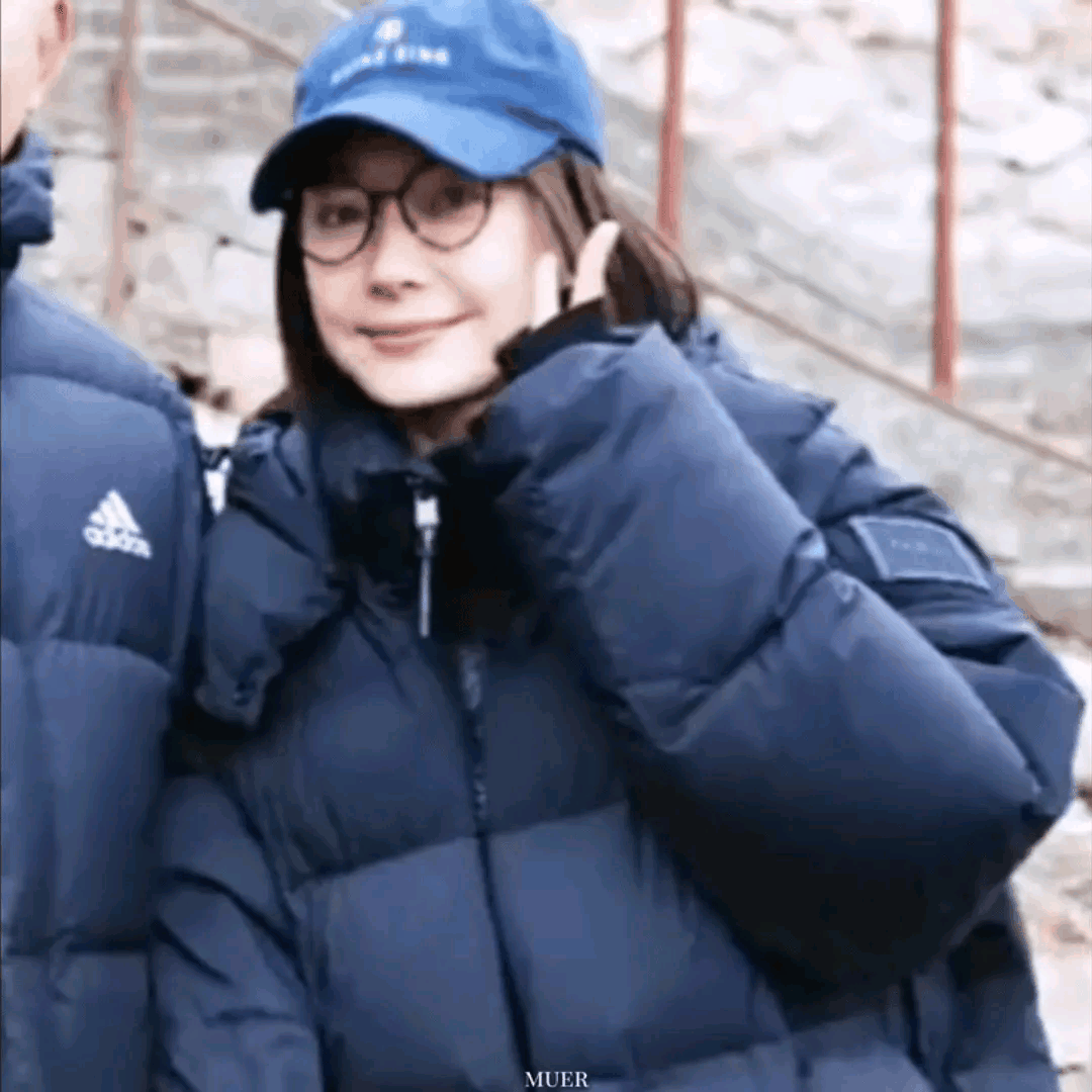 秦岚现身大孤山，天空还下着雪，秦岚素颜，鼻子被冻的通红，微笑与游客合影，此次返乡