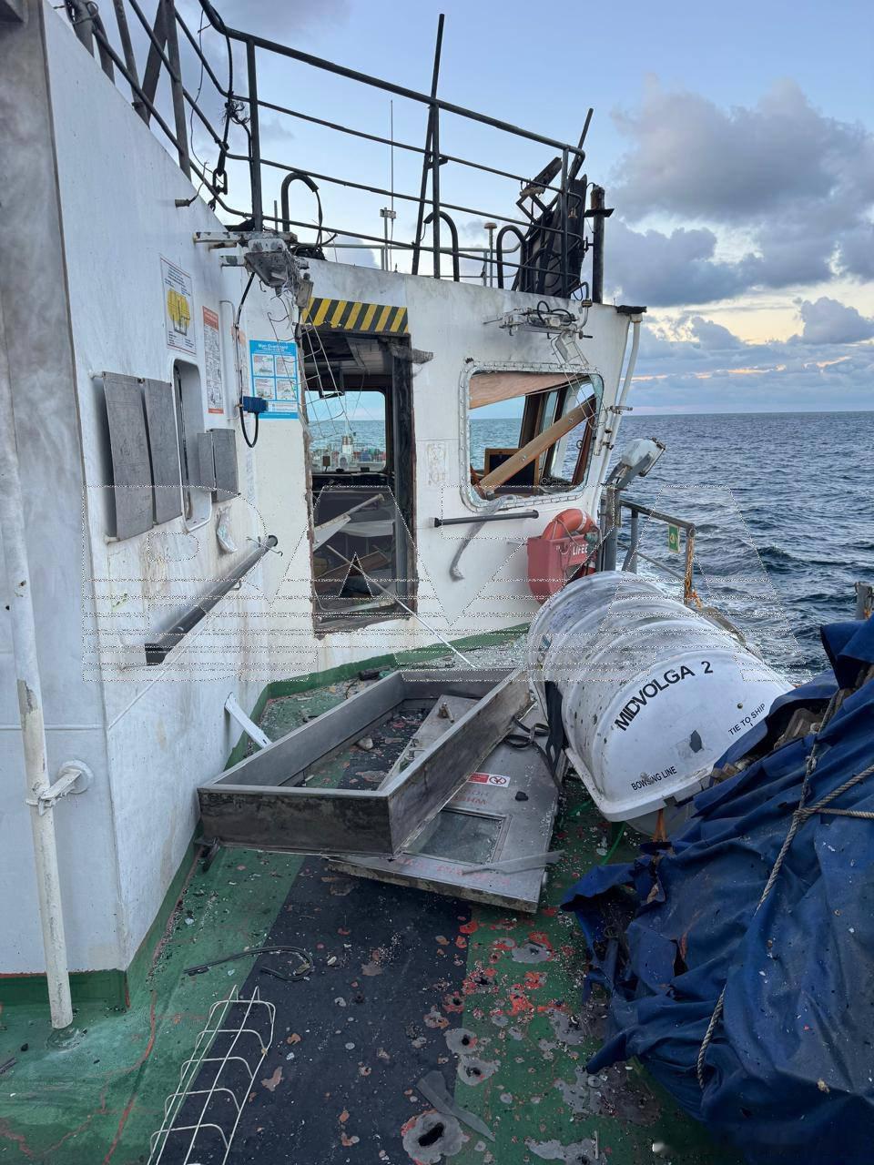 黑海第三条被乌军攻击的俄罗斯船，这次用的是装星链的手搓自杀式无人机俄方baza