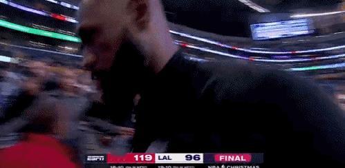 詹姆斯圣诞大战第9次败仗！赛后，詹姆斯直接离场！还是赢球逐个拥抱，输球球员通道