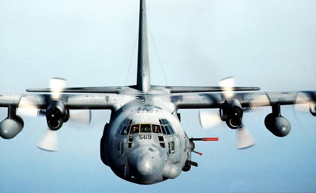 据说这是中国的炮艇机，虽然清晰度有限，但对我们来说确实有低烈度作战需要，给飞机装