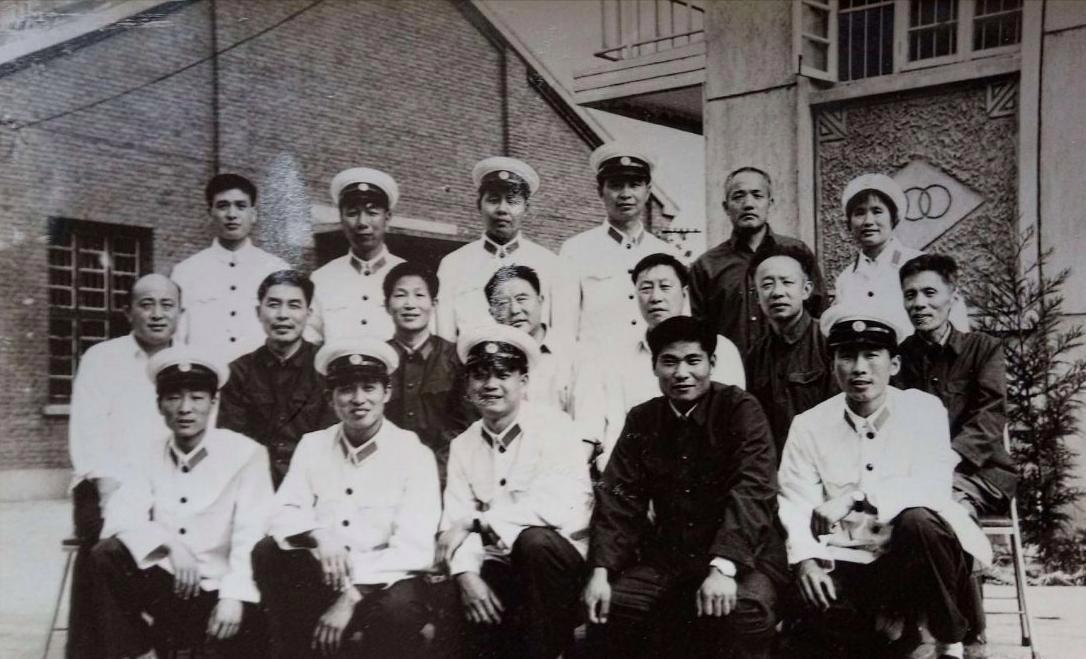 青白江的暗洞里压着个孩子，谁干的？怎么找的？铁块上那层蓝漆成了关键。那天中午在