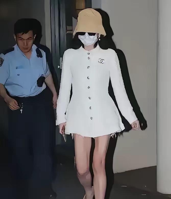 澳洲兰兰怪事接连发生，澳洲官方都对她束手无策。澳洲华裔杨兰兰在2025年7月驾