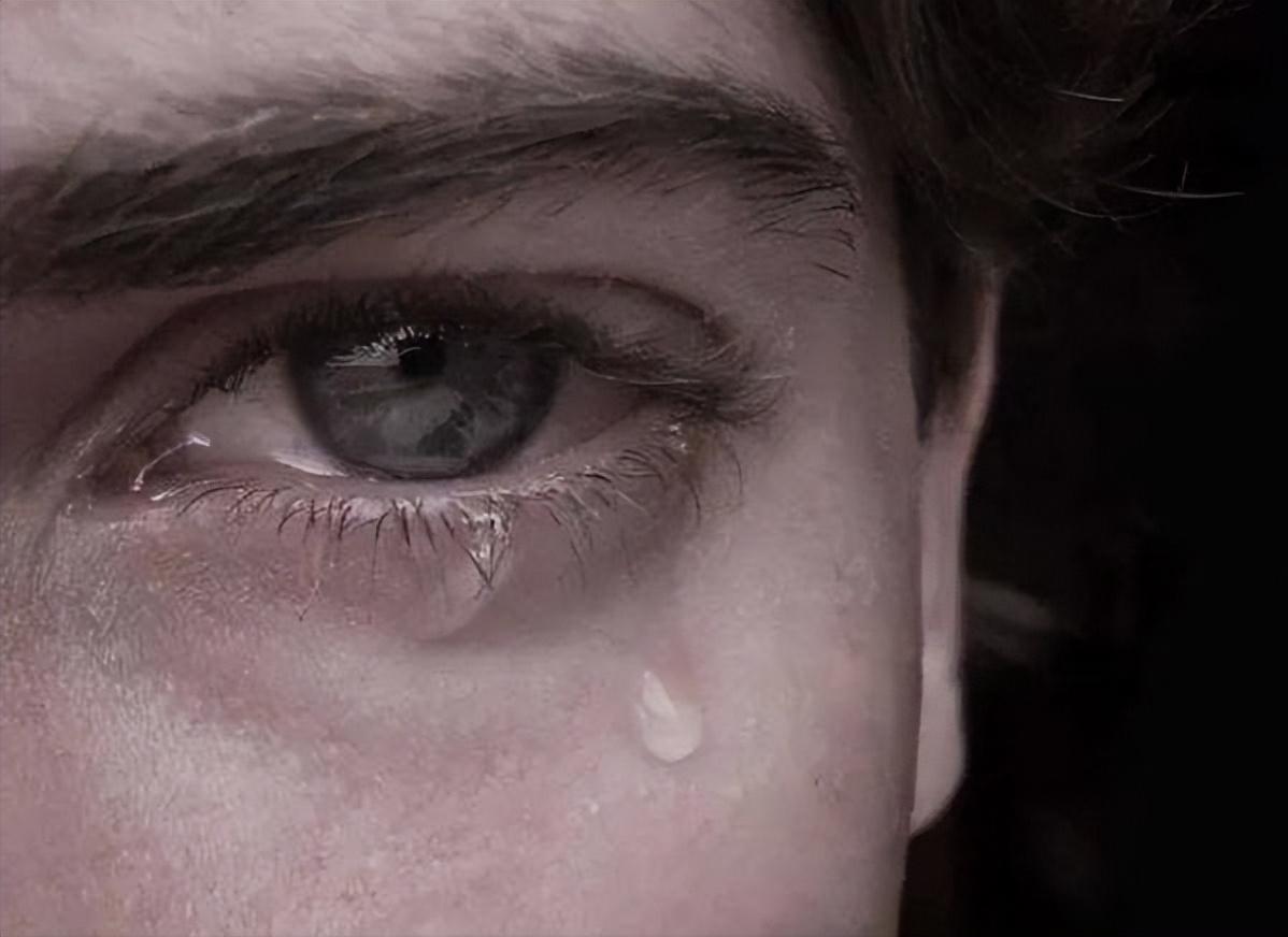 2021年4月，美国俄亥俄州警察局的报案室里，一名16岁男生的哭声打破了沉寂。他